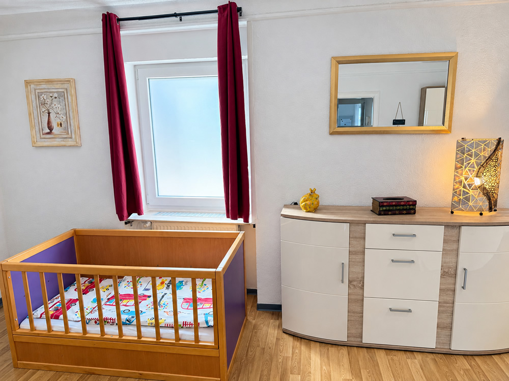 Zimmer mit Babybett